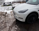 Jazda wyłącznie w trybie Tesla Vision ma dostać ulepszone kamery (obraz: Tech &amp; Tesla Sweden/YouTube)